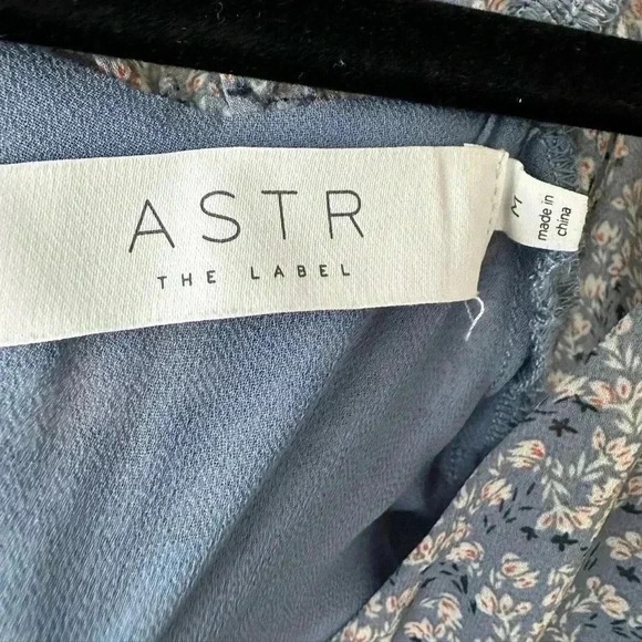 ASTR the Label Blue Floral Midi Ruffle Dress Size Medium - Picture 2 of 3